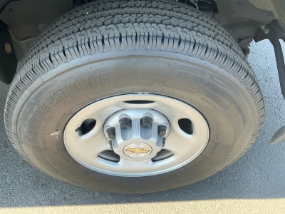 2025 Chevrolet Express Passenger 1LS