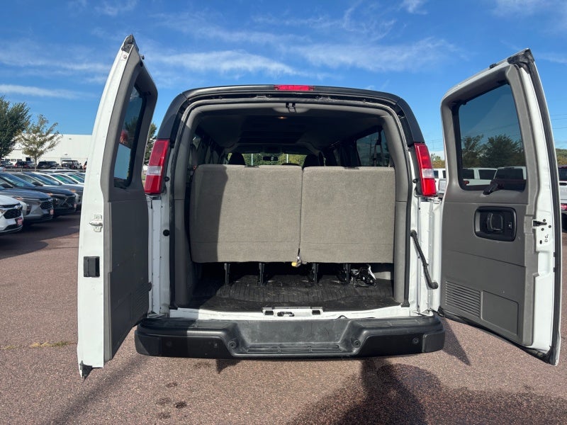 2025 Chevrolet Express Passenger 1LS