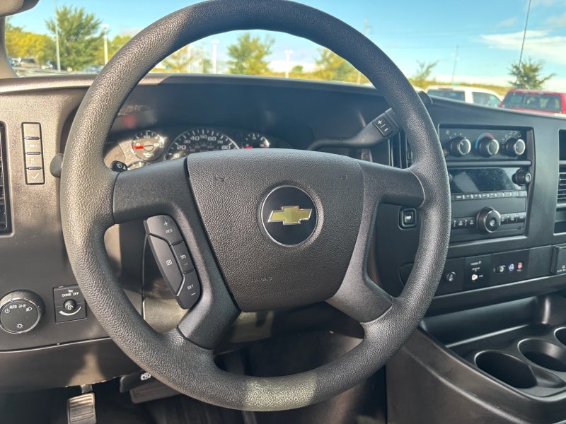 2025 Chevrolet Express Passenger 1LS