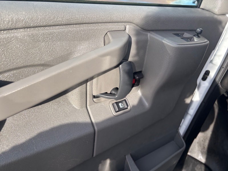 2025 Chevrolet Express Passenger 1LS