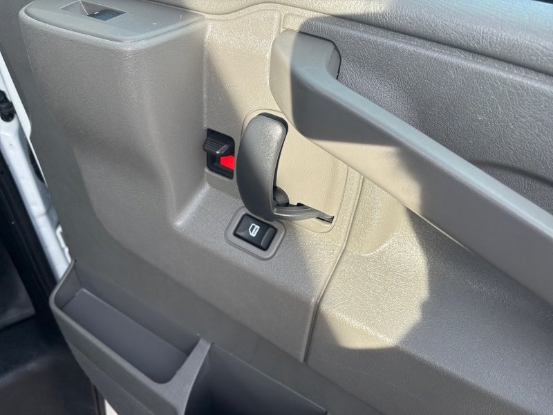 2025 Chevrolet Express Passenger 1LS