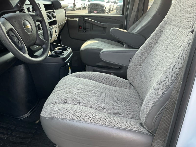 2025 Chevrolet Express Passenger 1LT