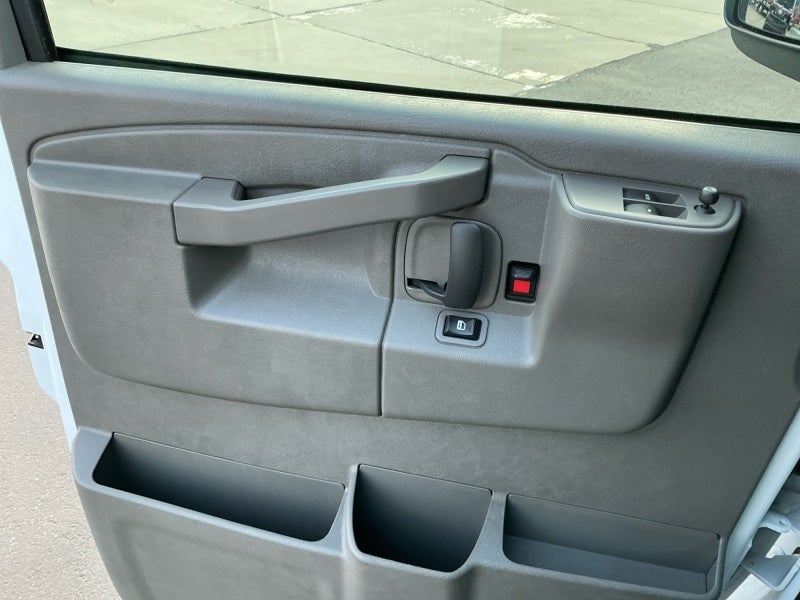 2024 Chevrolet Express Passenger 3500 1LT