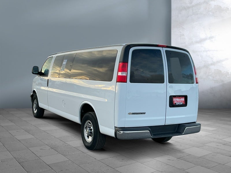 2024 Chevrolet Express Passenger 3500 1LT
