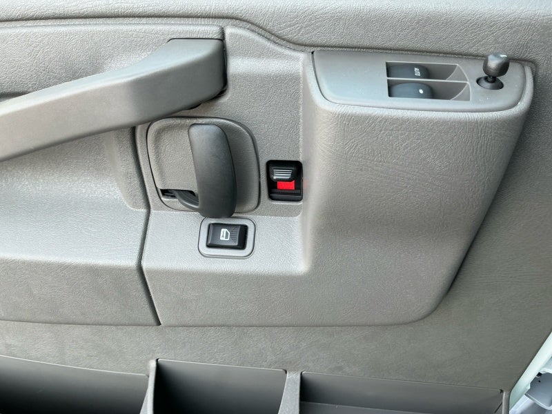 2025 Chevrolet Express Passenger 1LT