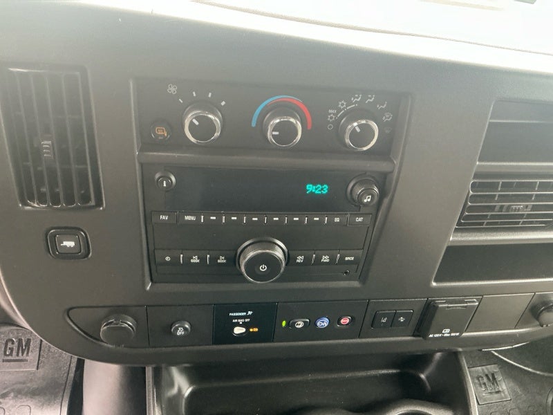2025 GMC Savana Passenger LT