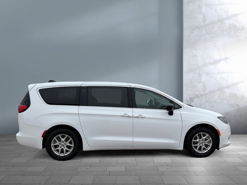 2024 Chrysler Voyager LX