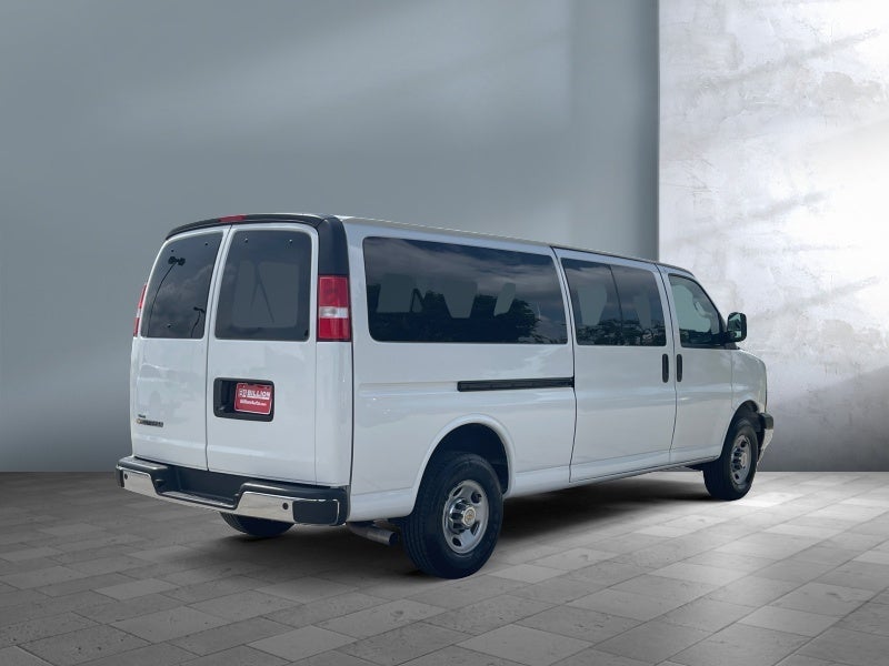 2024 Chevrolet Express Passenger 3500 1LT