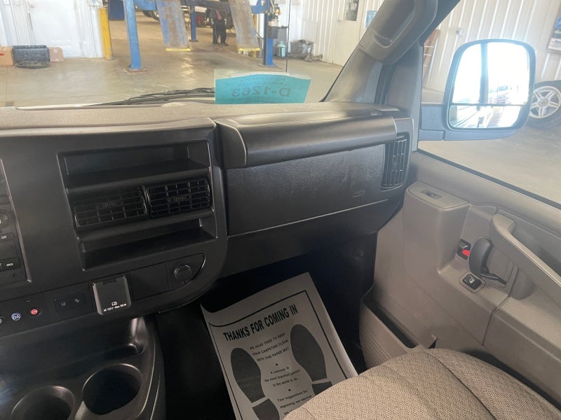 2025 Chevrolet Express Passenger 1LT