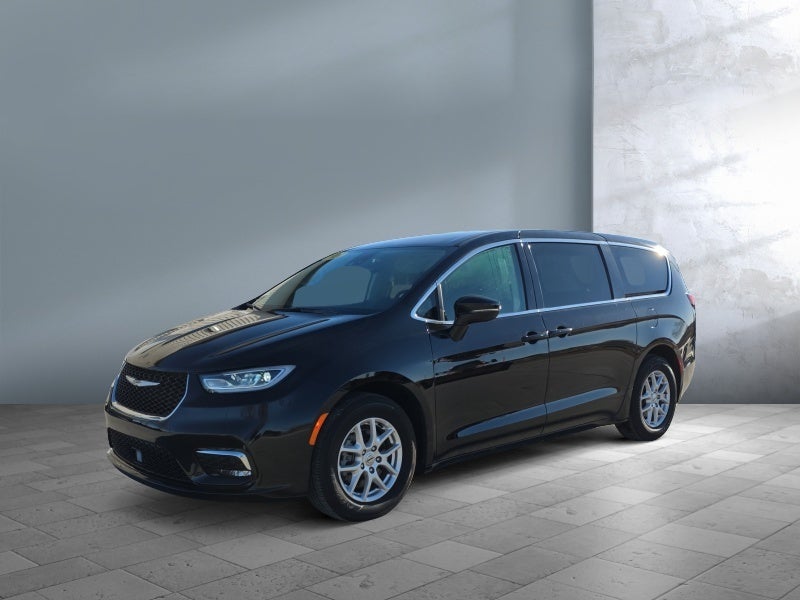 2024 Chrysler Pacifica Touring L's photo