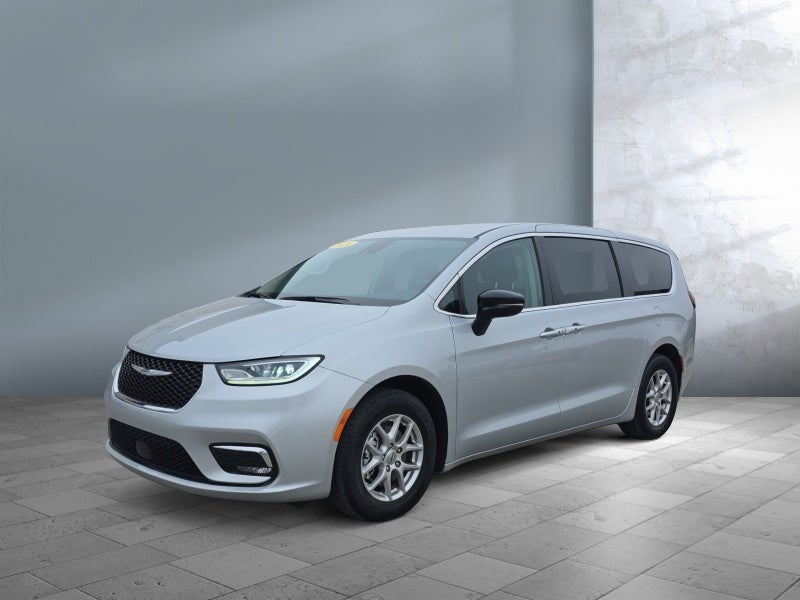 2024 Chrysler Pacifica Touring L's photo